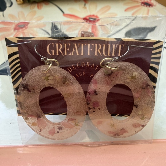 Handmade pink floral resin earrings. - Picture 4 of 5